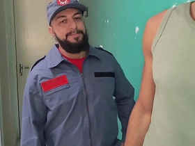 跟我工作的公寓里直男住户搞上了 japan gay spy porn