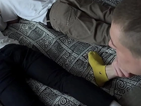 瘦仔带朋友来家玩——趁他们打游戏时，他和继父把他们全干了 hot sauna gay porn