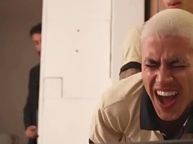 我在办公室搞同事被老板监控看到，这骚货忍不住加入了——免费看 gay porn hot boy