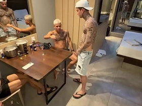 我和我哥们儿还有他朋友3P爽翻天 gay porn muscle indonesia