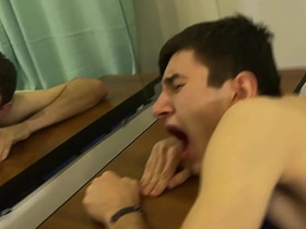 可爱摔跤少年训练时发情，直接在地板上开干——最后射进对方嘴里 gay porn japan scat