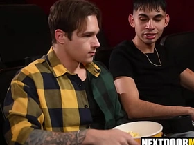 深柜男在电影院约炮基佬情人 gay porn hot older male