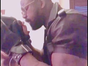 肌肉男BDSM跨种族玩乳头 舔肛打飞机 singapore gay twink porn