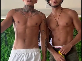 被动女装男孩被一对大屌猛男夫妻双插 gay porn twink chinese