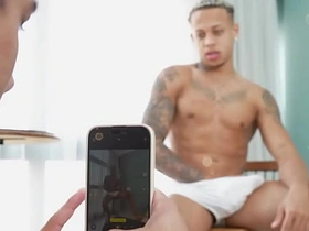 叫兄弟来拍照 结果他把我鸡巴嗦到射精 korean actor gay porn