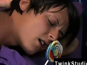 大屁股亚洲基佬电影 这个超级萌货边吃边 singapore gay sex porn